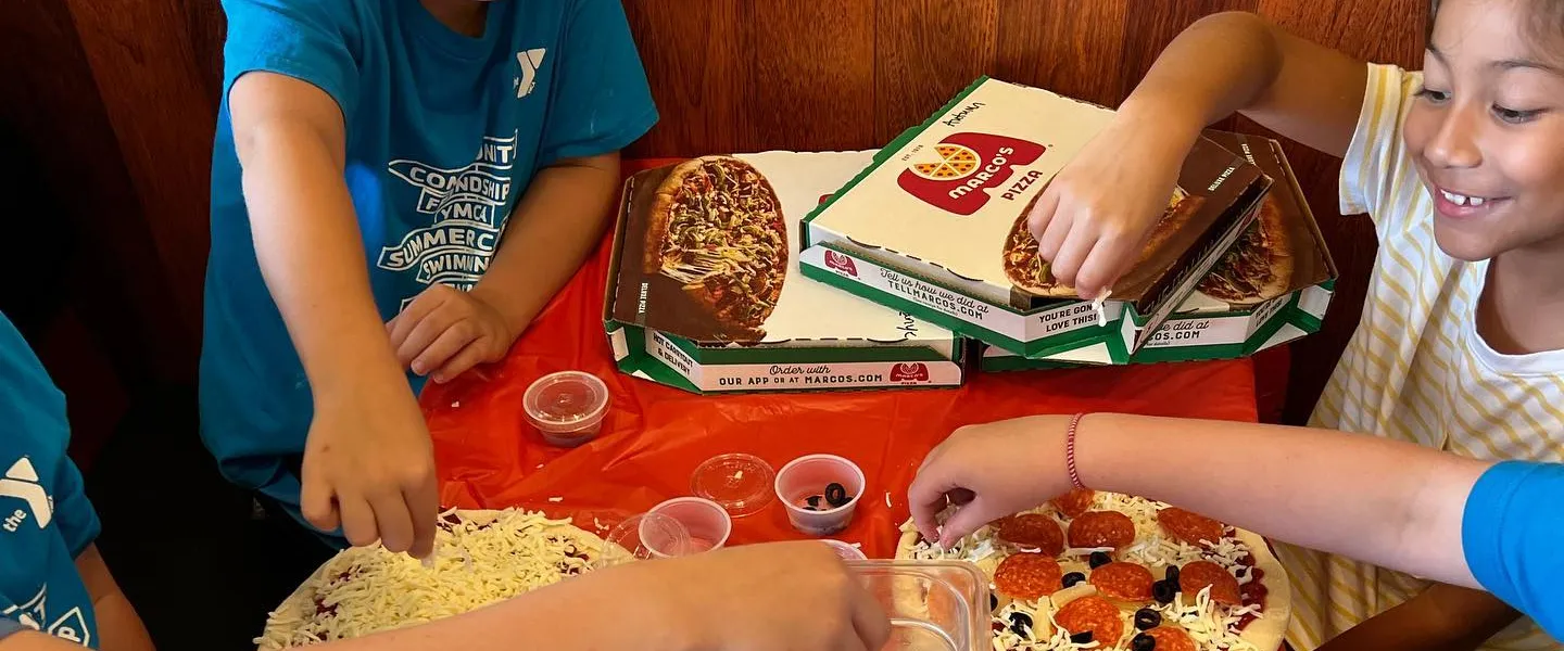 Kids cooking pizza