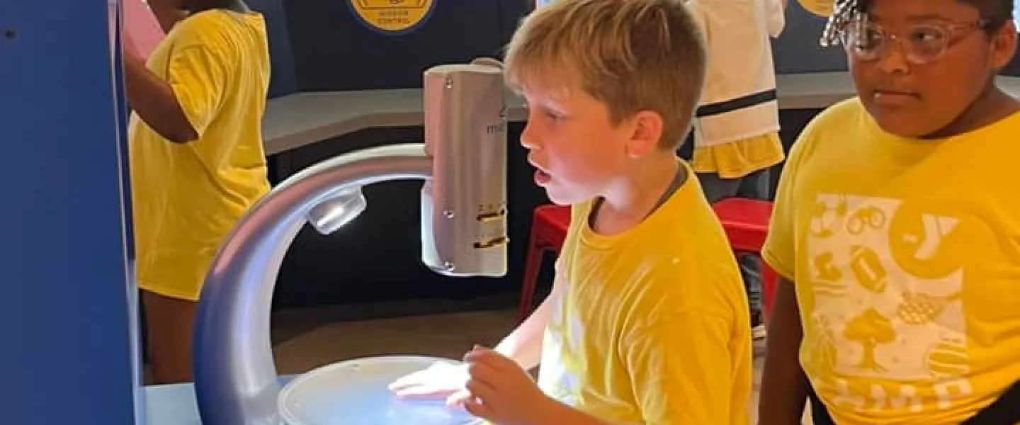 Campers exploring the Aquarium 