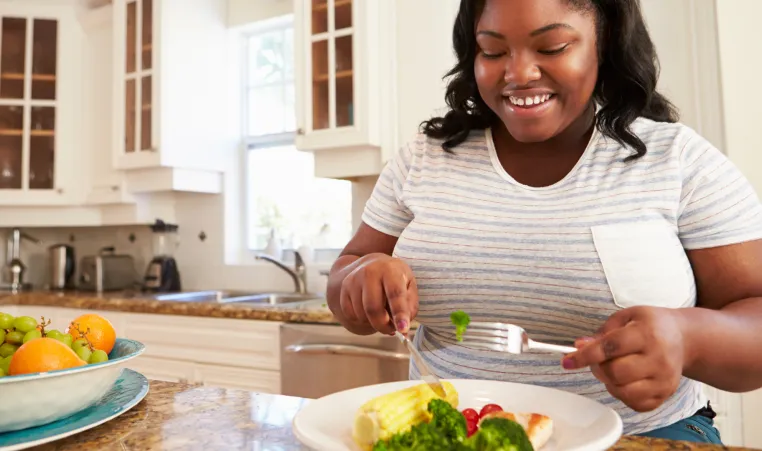 women eating a healthy salad