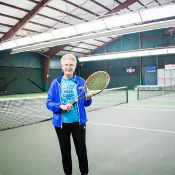 woman playing tennis