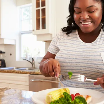 women eating a healthy salad