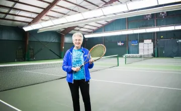 woman playing tennis