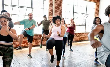 Woman working out in a group exercise class. 